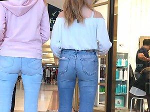 Pocket size blonde in tight jeans Picture 3
