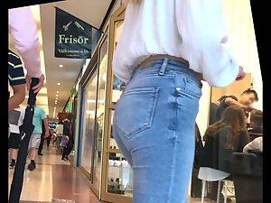Pocket size blonde in tight jeans Picture 4