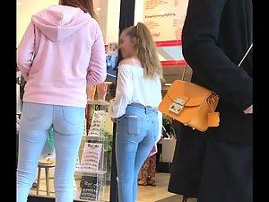 Pocket size blonde in tight jeans Picture 5