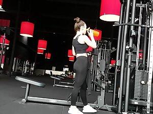 Pussy and anus outlined in leggings during workout Picture 1