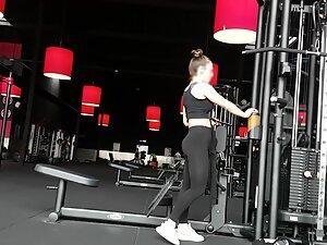 Pussy and anus outlined in leggings during workout Picture 2