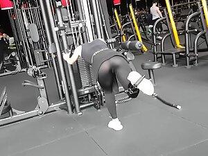Pussy and anus outlined in leggings during workout Picture 3