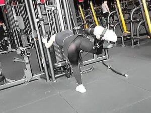 Pussy and anus outlined in leggings during workout Picture 4