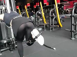 Pussy and anus outlined in leggings during workout Picture 8