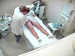 Hidden camera spying on girl getting wax job Picture 3