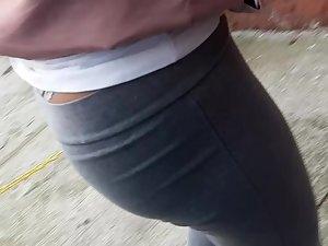 Casual looking milf accidentally shows erotic thong Picture 4