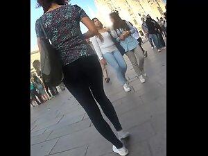 Cheap leggings reveal tight buttocks and sexy thong Picture 3
