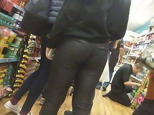 Thong pantyline on sexy ass in leather pants Picture 5