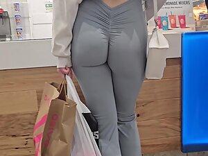 Grey leggings are splitting her ass in two Picture 1