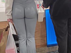 Grey leggings are splitting her ass in two Picture 2