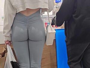 Grey leggings are splitting her ass in two Picture 3