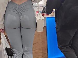 Grey leggings are splitting her ass in two Picture 4