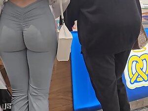 Grey leggings are splitting her ass in two Picture 6