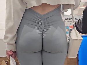 Grey leggings are splitting her ass in two Picture 7