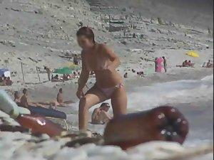 Topless babe gets out of the water Picture 1