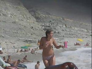 Topless babe gets out of the water Picture 5