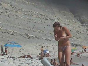 Topless babe gets out of the water Picture 8
