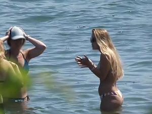 Gorgeous tight blonde in interesting bikini with stripes Picture 6
