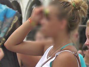 Hot creep shot of a beautiful blonde Picture 1