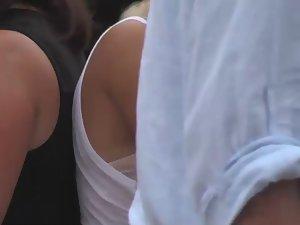 Hot creep shot of a beautiful blonde Picture 3