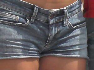 Hot creep shot of a beautiful blonde Picture 5