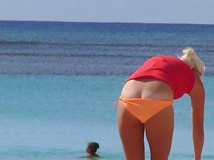 Milf's bikini malfunction on beach Picture 1