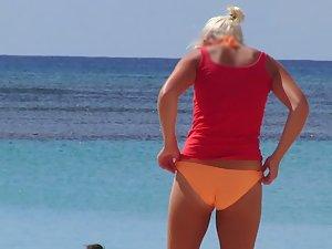 Milf's bikini malfunction on beach Picture 2
