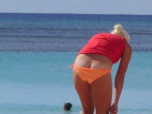 Milf's bikini malfunction on beach Picture 5