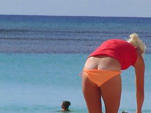 Milf's bikini malfunction on beach Picture 6