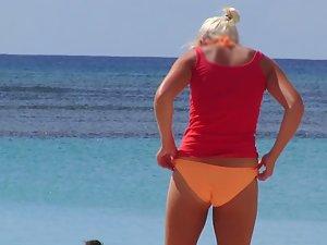 Milf's bikini malfunction on beach Picture 7