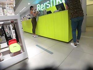 Stunning fit chick is alone in shopping mall Picture 2