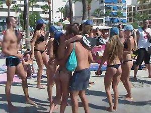 Bar girls dancing on the beach Picture 1