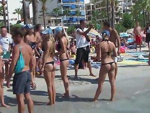 Bar girls dancing on the beach Picture 2