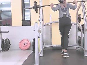 Latina frustrated because of a gym voyeur Picture 2