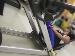 Latina frustrated because of a gym voyeur Picture 8