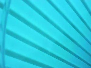 Daring peep during a tanning session Picture 4