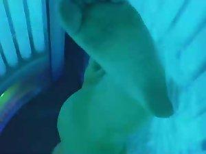 Daring peep during a tanning session Picture 7