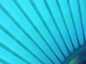 Daring peep during a tanning session Picture 8