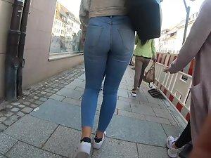 Street voyeur follows a hot casual girl Picture 1
