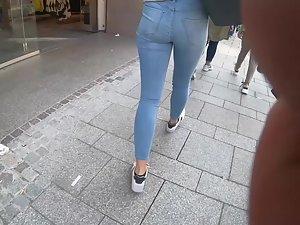 Street voyeur follows a hot casual girl Picture 2