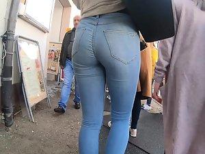 Street voyeur follows a hot casual girl Picture 3