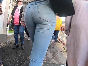 Street voyeur follows a hot casual girl Picture 4
