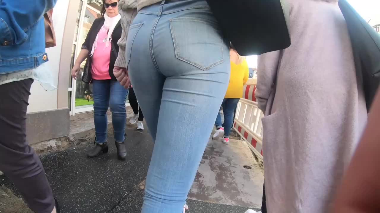 Street voyeur follows a hot casual girl pic