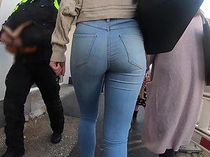 Street voyeur follows a hot casual girl Picture 5