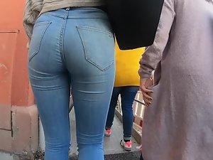 Street voyeur follows a hot casual girl Picture 7