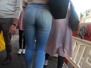 Street voyeur follows a hot casual girl Picture 8