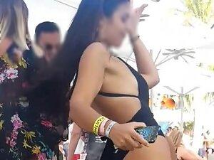 Latina shakes her big booty on a pool party