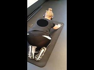 Black thong gets visible during exercise Picture 5