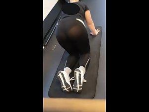 Black thong gets visible during exercise Picture 6