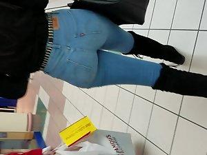 Hot black girl's body line in jeans Picture 1